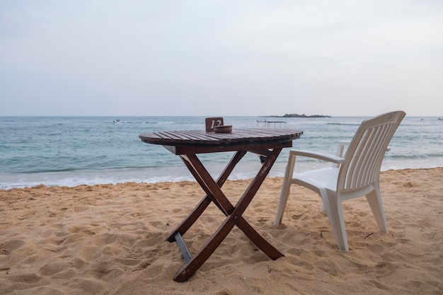 Lege houten tafel en strandlandschap