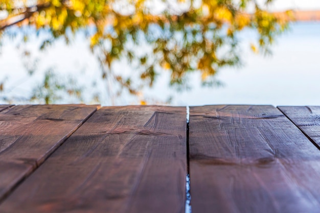 Lege houten tafel in de natuur buiten