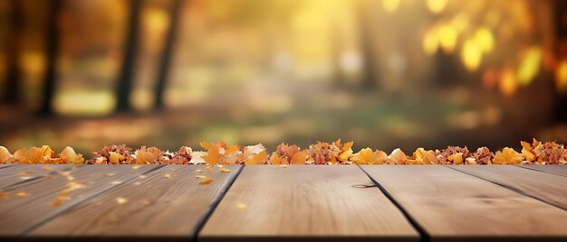 Lege houten tafel in de tuin van de herfsttijd