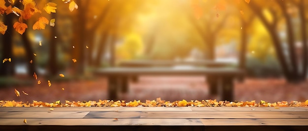 Lege houten tafel in de tuin van de herfsttijd