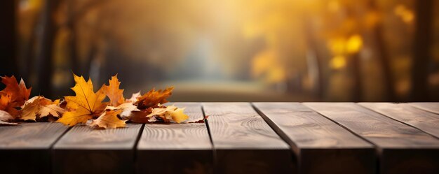 Lege houten tafel met herfstachtergrond