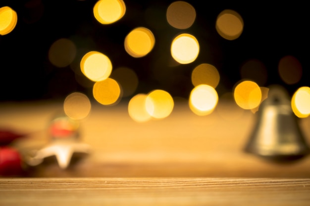 Lege houten tafel met kerstverlichting, gouden glitters en bokeh. Vakantie en nieuwjaarsachtergrond, vrije ruimte voor uw ontwerp of producten