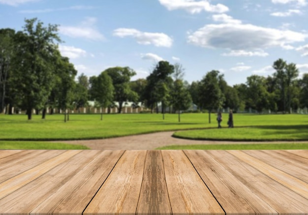 Lege houten tafel met stadspark op achtergrond