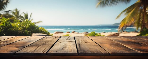 Lege houten tafel met tropisch strandthema op de achtergrond