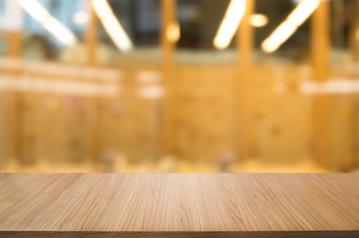 lege houten tafel met vage montage achtergrond