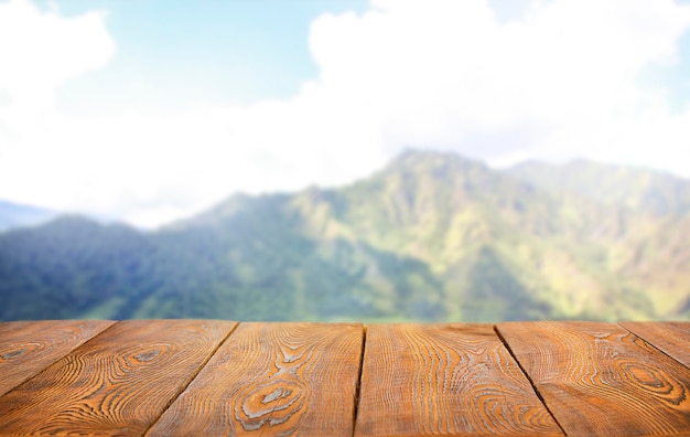 lege houten tafel op de achtergrond van een berglandschap