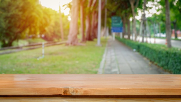 Lege houten tafel op groene natuur achtergrond