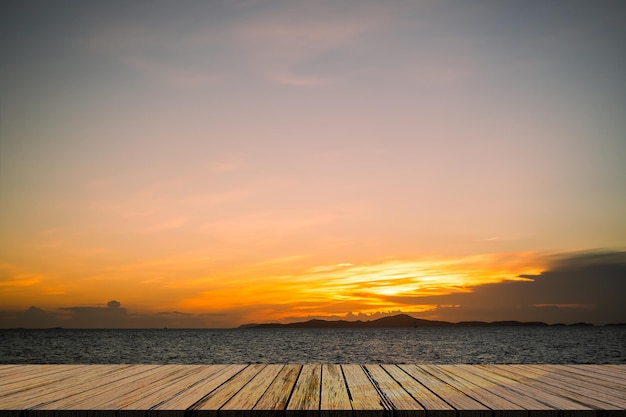 Lege houten tafel op onscherpte Zee met zonsondergang Achtergrond Lege teller op water Oceaan met zonsopgang aan de kust Mock Up Shore Seaside Island Natuur Landschap Achtergrond Gebroken hart of tropische zomervakantie