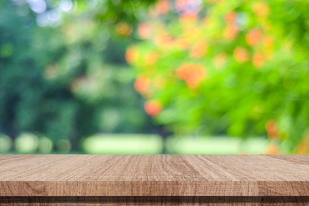 Lege houten tafel over grunge muur achtergrond