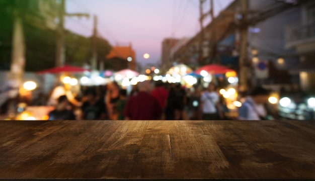 Lege houten tafel voor abstracte onscherpe achtergrond van coffeeshop kan worden gebruikt voor weergave Mock up van product