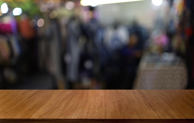 Lege houten tafel voor abstracte onscherpe achtergrond van coffeeshop kan worden gebruikt voor weergave of montage van uw producten Bespotten voor weergave van product