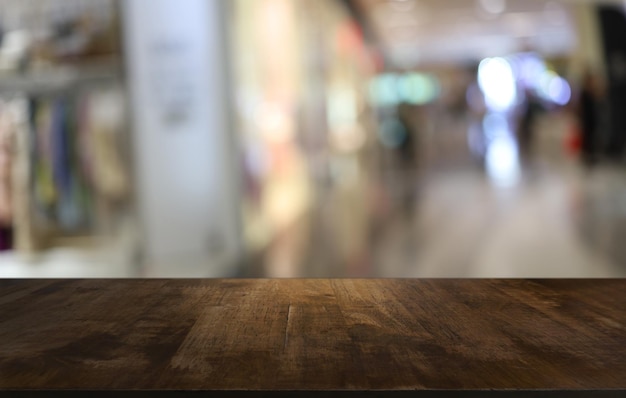 Lege houten tafel voor abstracte onscherpe achtergrond van coffeeshop kan worden gebruikt voor weergave of montage van uw producten Bespotten voor weergave van product