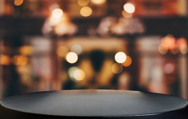 Lege houten tafel voor abstracte wazig feestelijke lichte achtergrond met lichte vlekken