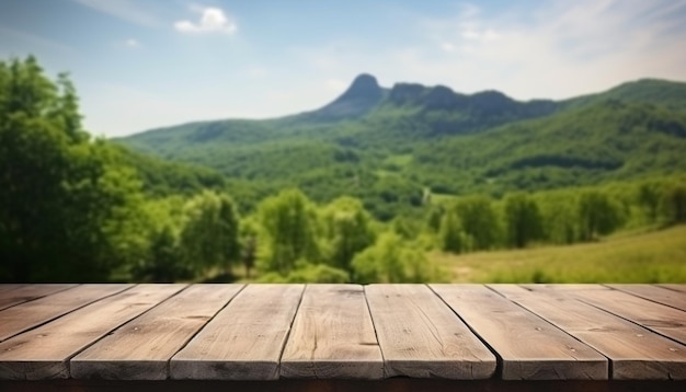 Lege houten tafel voor een groene berg en blauwe lucht in de zomer wazige achtergrond