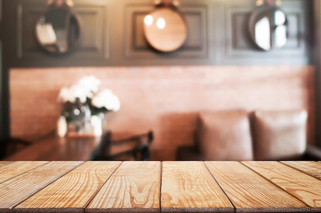 lege houten tafel voor vervagen coffeeshop café of restaurant achtergrond