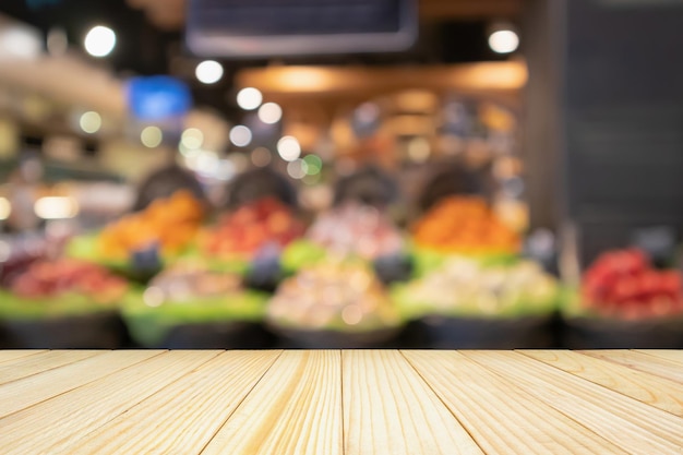 Lege houten tafelblad met fruit in display mand in supermarkt supermarkt achtergrond