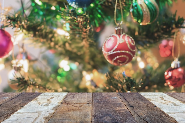 Lege houten tafelblad met vervagen kerstboom met bokeh lichte achtergrond