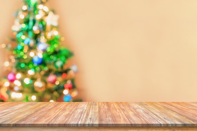 Lege houten tafelblad met vervagen kerstboom met bokeh lichte achtergrond