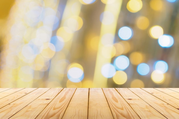 Lege houten tafelblad met vervagen kerstboom met bokeh lichte achtergrond