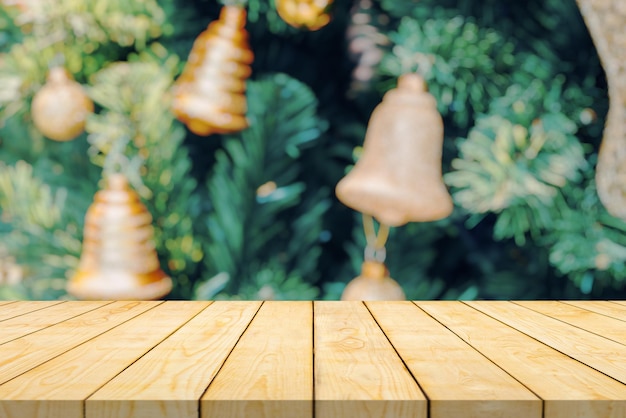 Lege houten tafelblad met vervagen kerstboom met bokeh lichte achtergrond