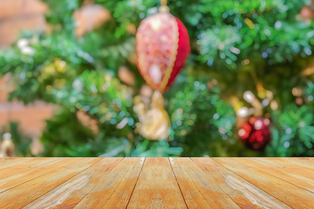Lege houten tafelblad met vervagen kerstboom met bokeh lichte achtergrond