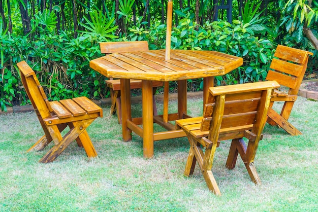 lege houten terras tafel en stoel in eigen tuin