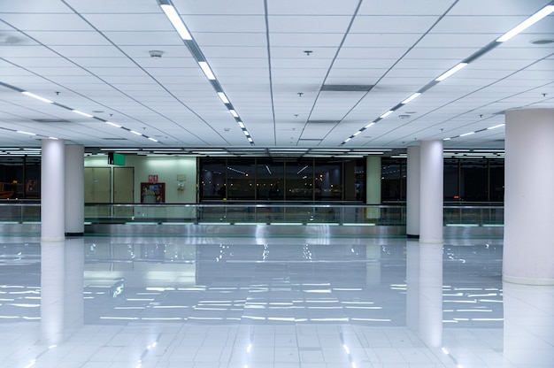 Lege interieur witte gang met verlichting op de luchthaven