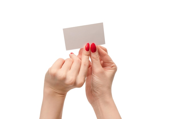 Lege kaart in vrouwenhand met rode spijkers die op een witte achtergrond worden geïsoleerd