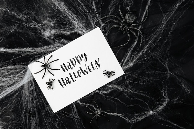 Lege kaart met spinnenweb op zwarte achtergrond. Halloween-concept.