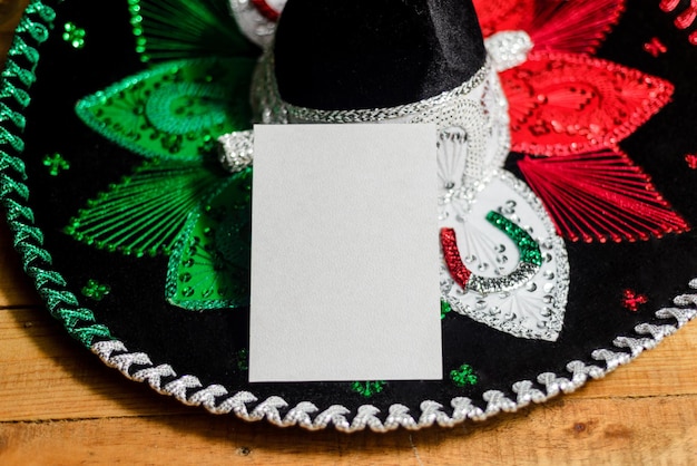 Lege kaart op Mexicaanse Charro-hoed. Typische Mexicaanse hoed met de kleuren van de Mexicaanse vlag.