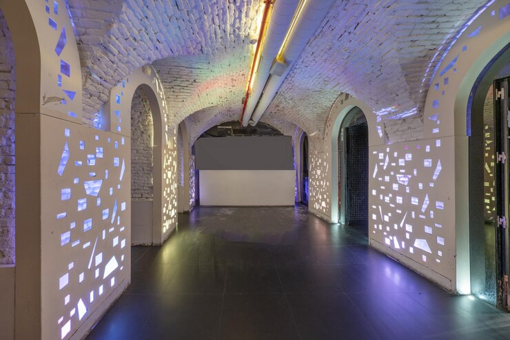 Foto lege kamer van een nachtclub met led-verlichting en wit geschilderde bakstenen plafonds