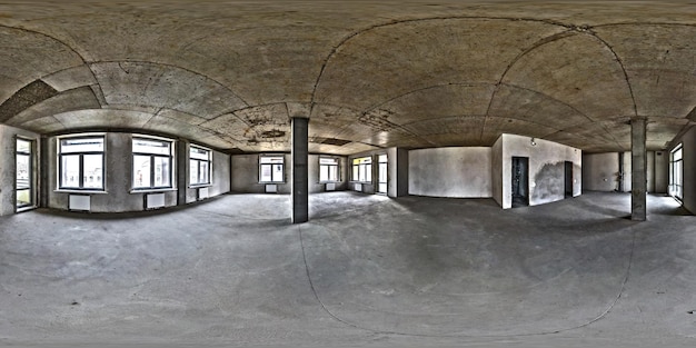 Lege kamer zonder reparatie volledig naadloos bolvormig hdri-panorama 360 graden in het interieur van een wit loftkamerkantoor met panoramische ramen in een rechthoekige projectie