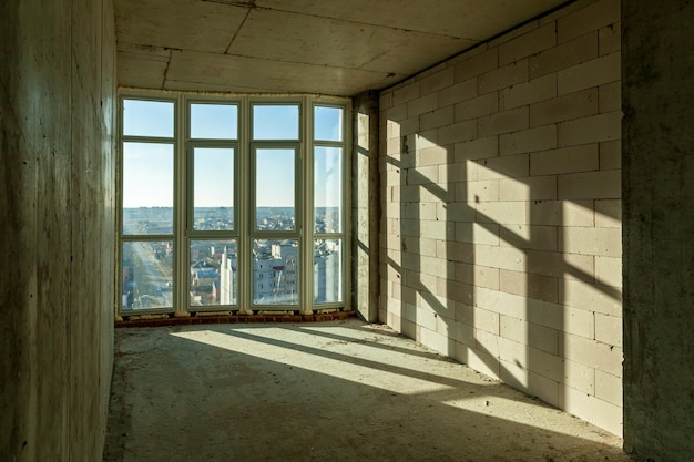 Lege kamers in een huis in aanbouw