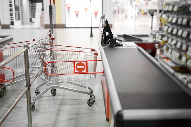 Lege kassa met gesloten manier grens in supermarkt.