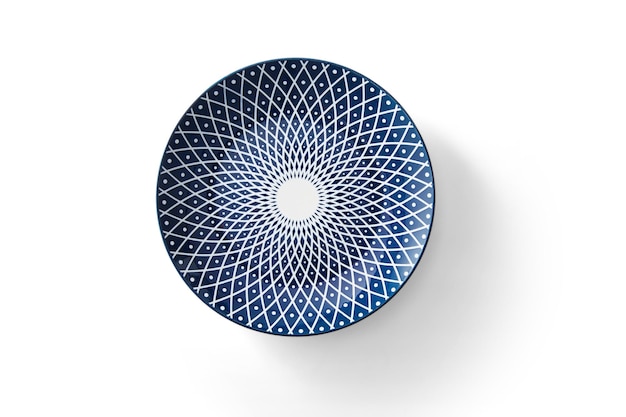 Lege keramische ronde patroon ontwerp plaat geïsoleerd op een witte achtergrond met uitknippad