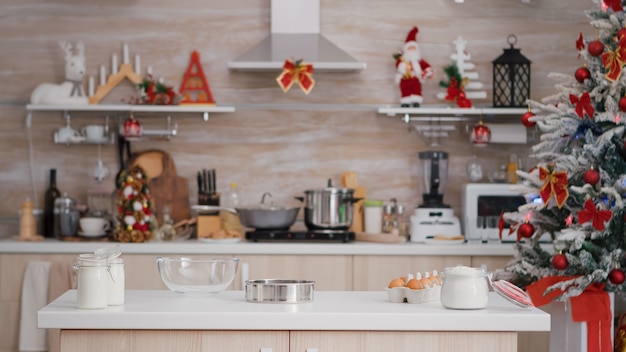 Lege kerst versierde culinaire keuken met niemand erin klaar voor traditionele feestelijke vakantie