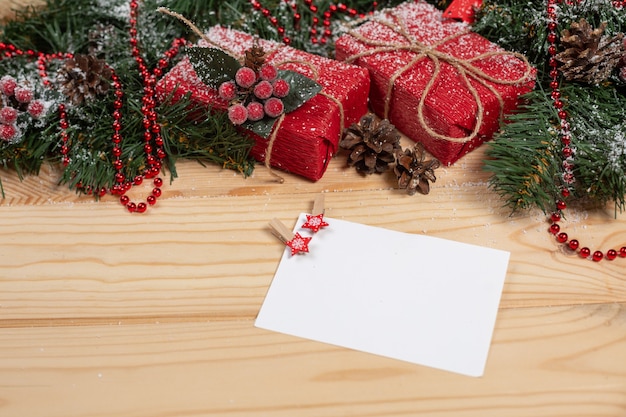 Lege kerstkaart op een houten tafel