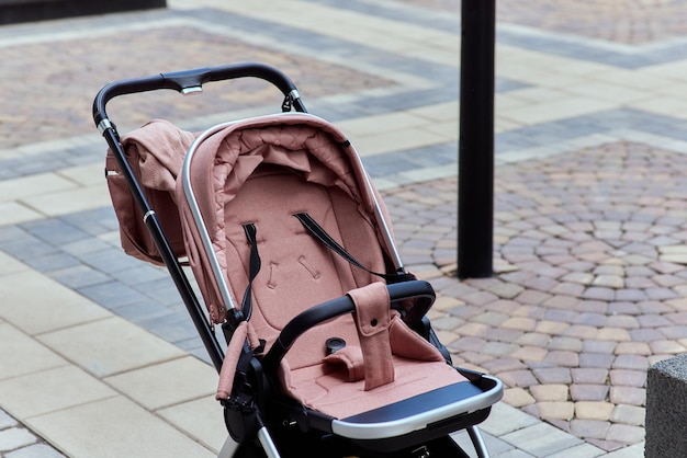 Lege kinderwagen bij de open ingang van de winkel