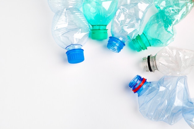 Lege kleurrijke plastic flessen zijn recyclebaar afval