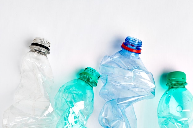 Lege kleurrijke plastic flessen zijn recyclebaar afval