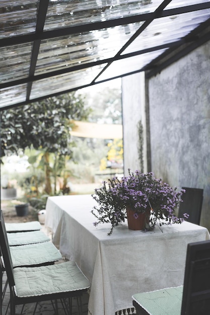 Lege koffie café tafel met houten stoel in groene tuin houten natuur decoratie design met natuur achtergrond in de zomer door vintage meubels thuis buiten gevoel van ontspannen met bloem en plant