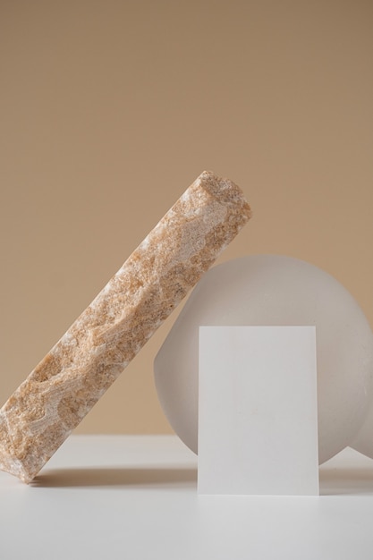 Lege kopie ruimte papieren kaart, mooie roze marmeren steen tegen pastel beige muur