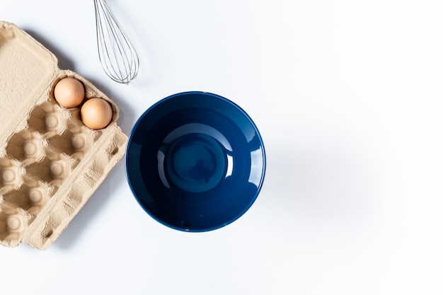 Lege kopjes en eieren bereid voor het koken