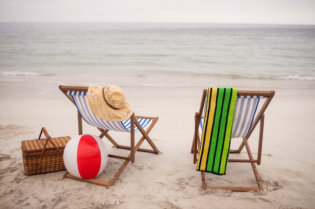 Lege ligstoelen en stervissen op het strand