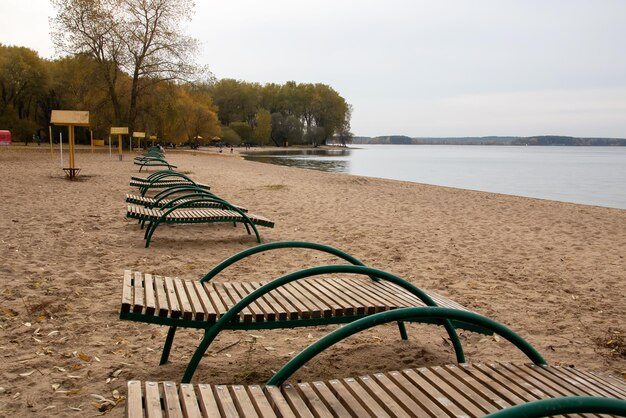 Lege ligstoelen op de strandclose-up