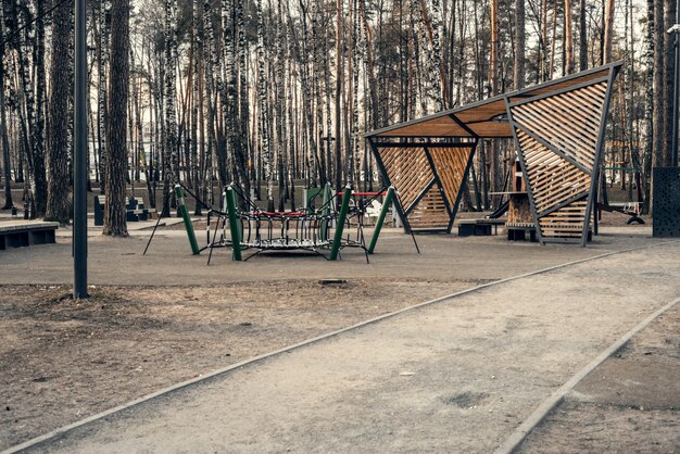 Lege loopbrug in het park