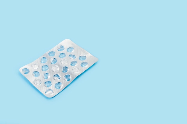 Lege medische pillen blaren op een lichtblauwe achtergrond met kopieerruimte