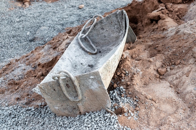 Lege metalen trog voor het transporteren van beton en mortel in de bouw. Bouwinrichtingen voor betonwerk.