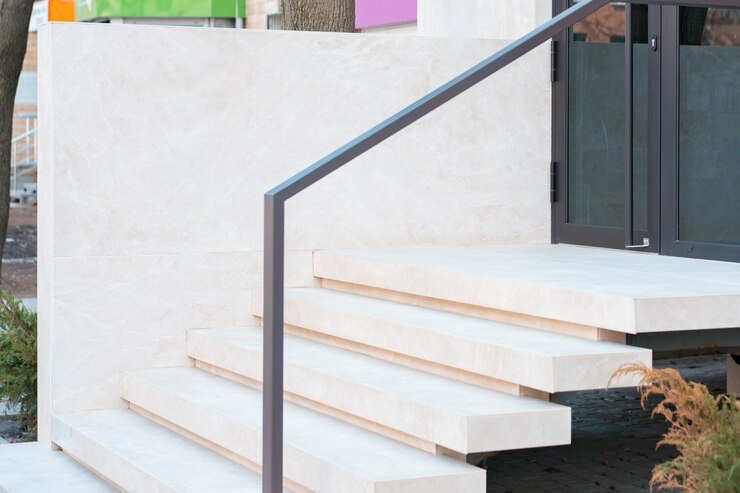 Lege minimalistische witte stenen trap op straat Metallic zwarte leuning