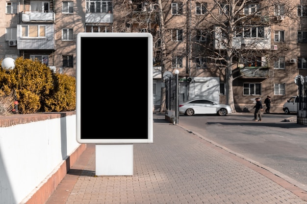 Lege mock up verticale billboard straat poster over stad